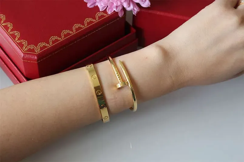 Vòng đeo tay Cartier chính hãng giá bao nhiêu, làm bằng gì? - 4