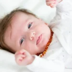 Tác dụng của vòng hổ phách cho bé là gì? Ba mẹ có nên đeo cho bé không?