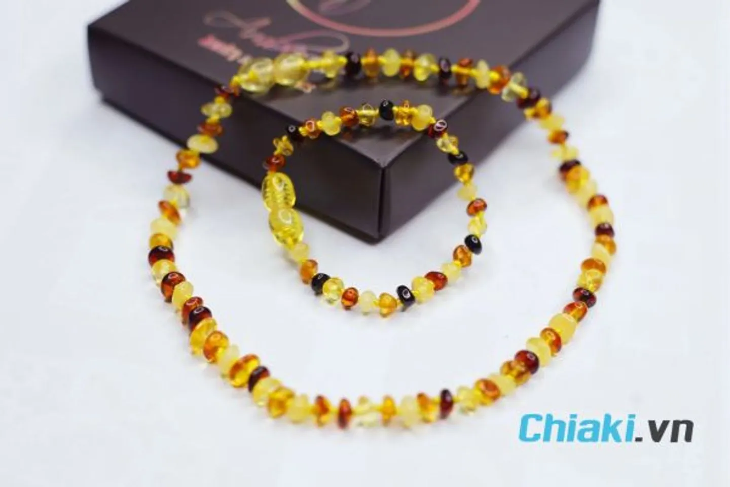 Tác dụng của hổ phách cho bé: Giải mã khoa học và phong thủy 2026 23 Vòng hổ phách là gì