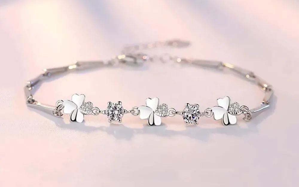 Vòng tay bạc mạ bạch kim với đá CZ cỏ 4 lá