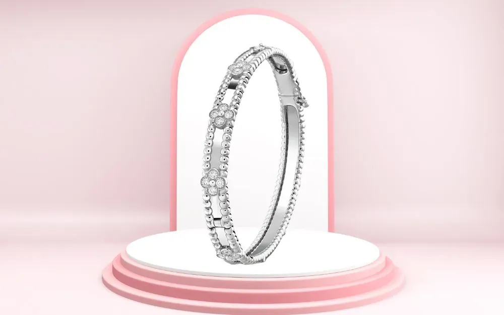 Vòng tay vàng trắng 18K kết hợp ngọc trai Akoya và motif cỏ 4 lá