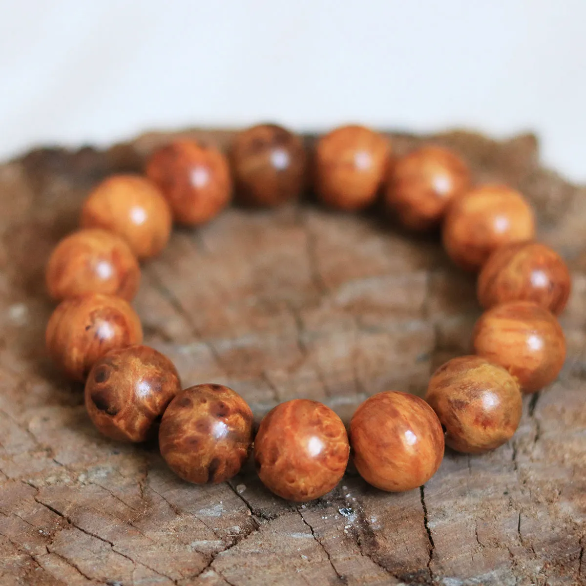 Vẻ đẹp tinh tế của vòng tay gỗ nu huyết long hạt tròn dành cho phái nữ