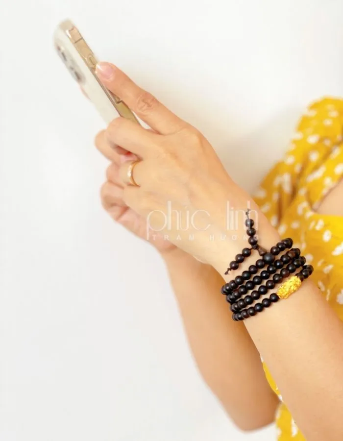 Cách đeo chuỗi 108 hạt mix charm vừa mang tính thời thượng vừa thể hiện được tính thẩm mỹ.