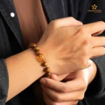 Vòng trầm hương cho nam thiết kế mạnh mẽ kết hợp charm phong thủy đẳng cấp 2026.