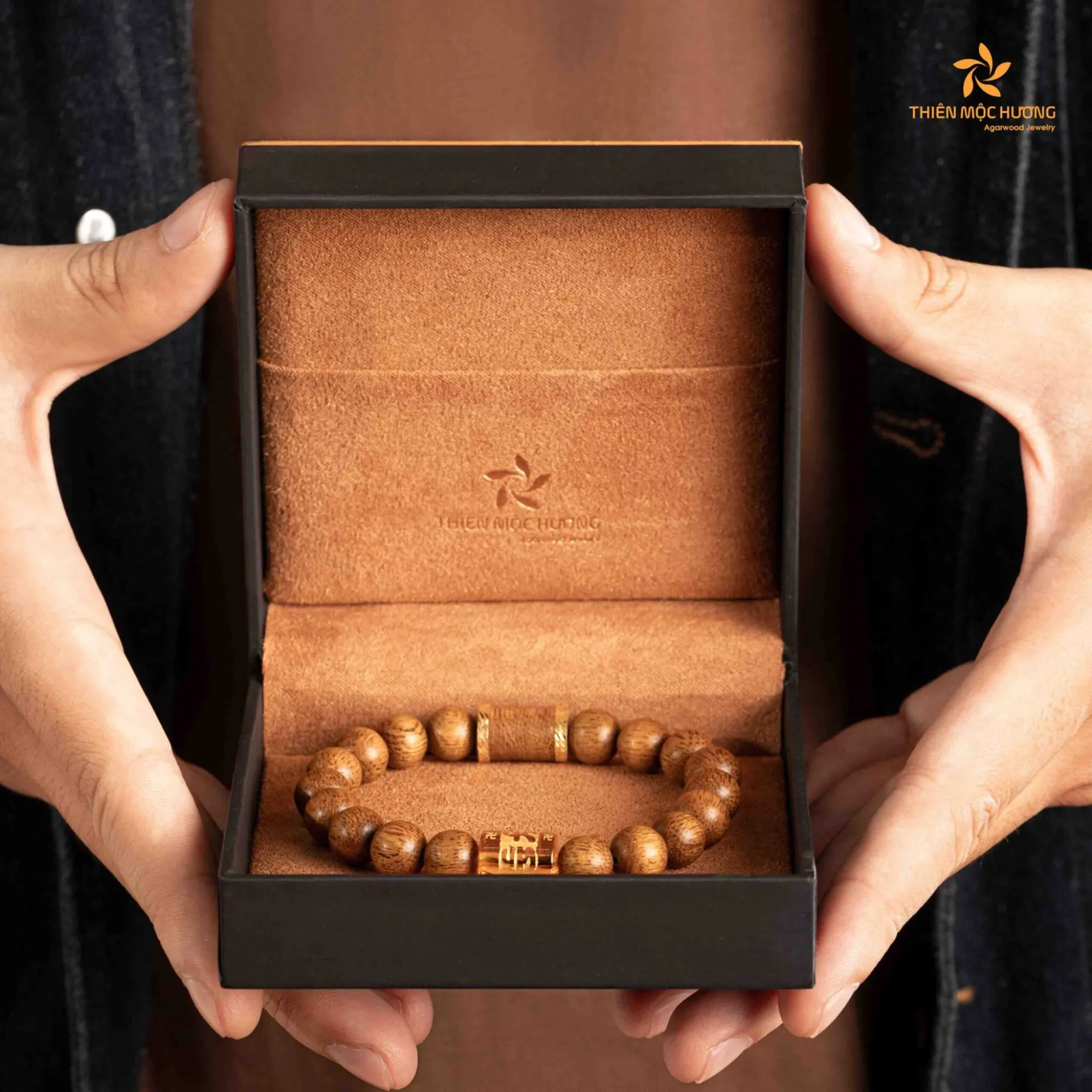 Mẫu vòng trầm hương cho nam kết hợp charm Lá Bùa Tây Tạng mang lại sự bình an.