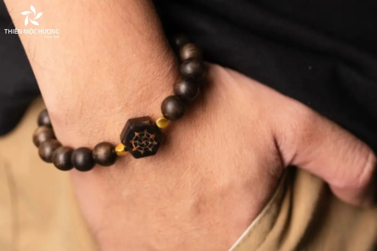 Vòng tay nam gỗ trầm hương VIP khảm vàng 14k thể hiện đẳng cấp doanh nhân.