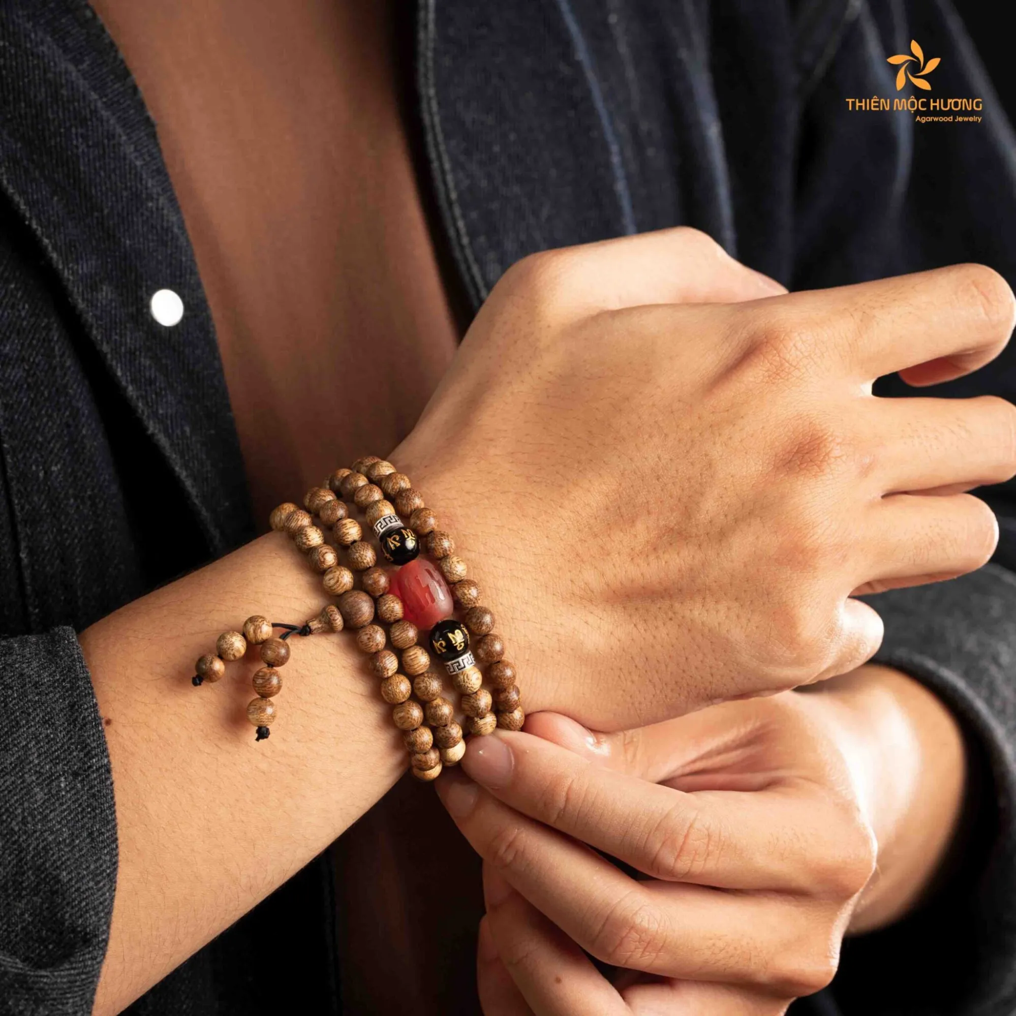 Chuỗi vòng trầm hương cho nam 108 hạt giúp định tâm và giảm căng thẳng.