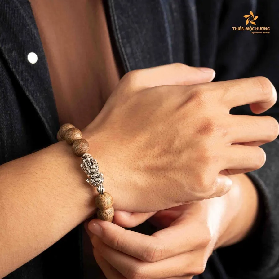 Vòng trầm hương cho nam mẫu Tỳ Hưu Bạc Thái giúp chiêu tài và trừ tà khí.