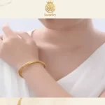 Vòng tay trơn vàng 18K 1 chỉ với thiết kế tối giản