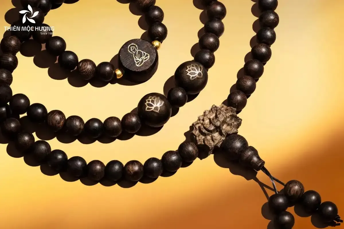 Vòng tay Trầm Hương 108 Hạt Kim Bảo Liên kết hợp charm vàng