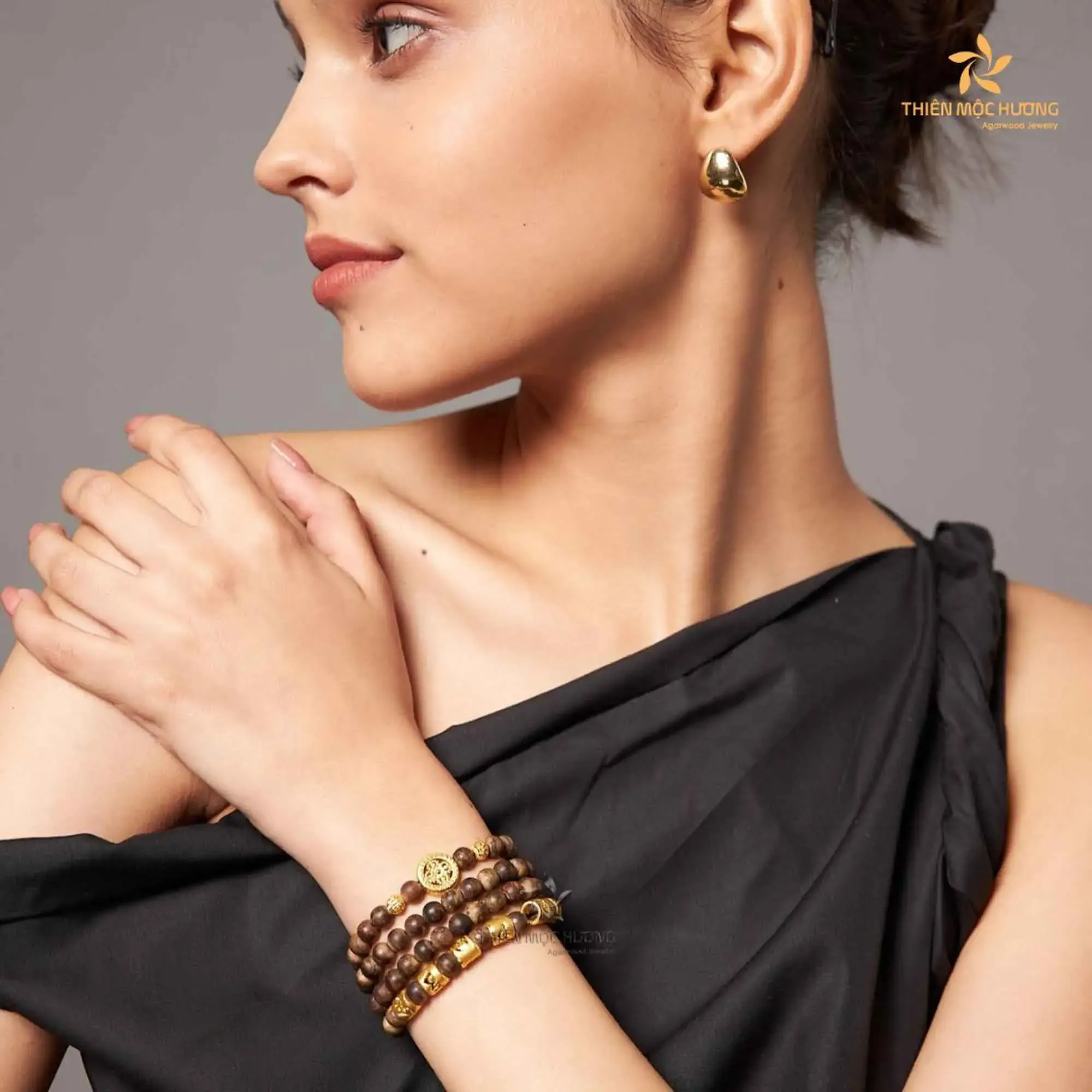 Cách đeo vòng trầm hương 108 hạt thanh nhã và tinh tế