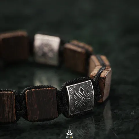 Cận cảnh charm bạc S925 đính đá CZ đen trên nền vòng tay trầm hương