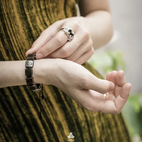 Lotus x Tramhuong Helios Silver - những điều kiêng kỵ khi đeo vòng trầm hương​