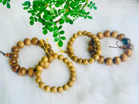 Vòng tay gỗ tự nhiên với vân gỗ độc đáo