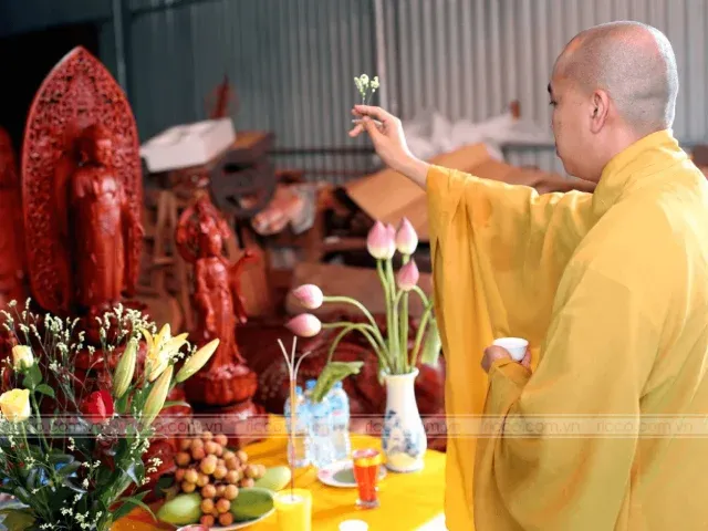 Đem bàn thờ Thần Tài cũ lên chùa