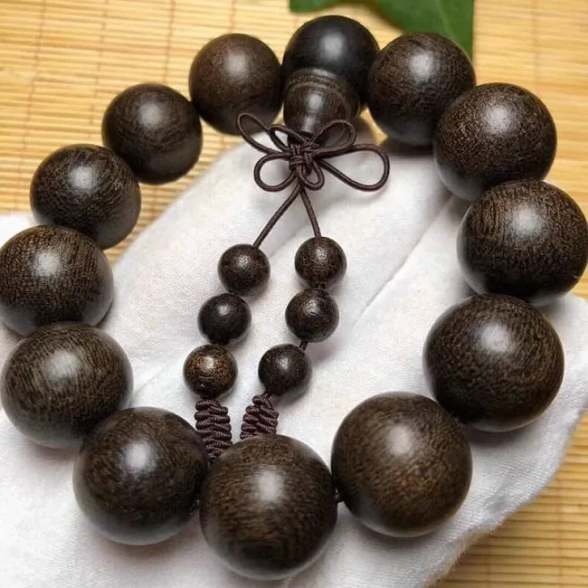 Trầm hương thật sẽ có độ bóng dầu rõ rệt