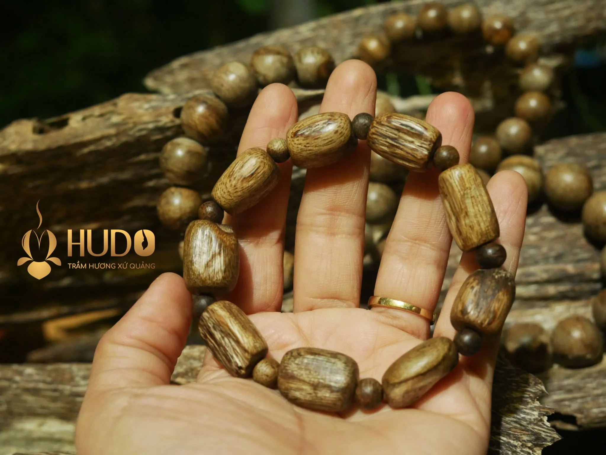 Bảo quản vòng trầm hương đúng cách giúp duy trì mùi thơm và độ bóng của gỗ