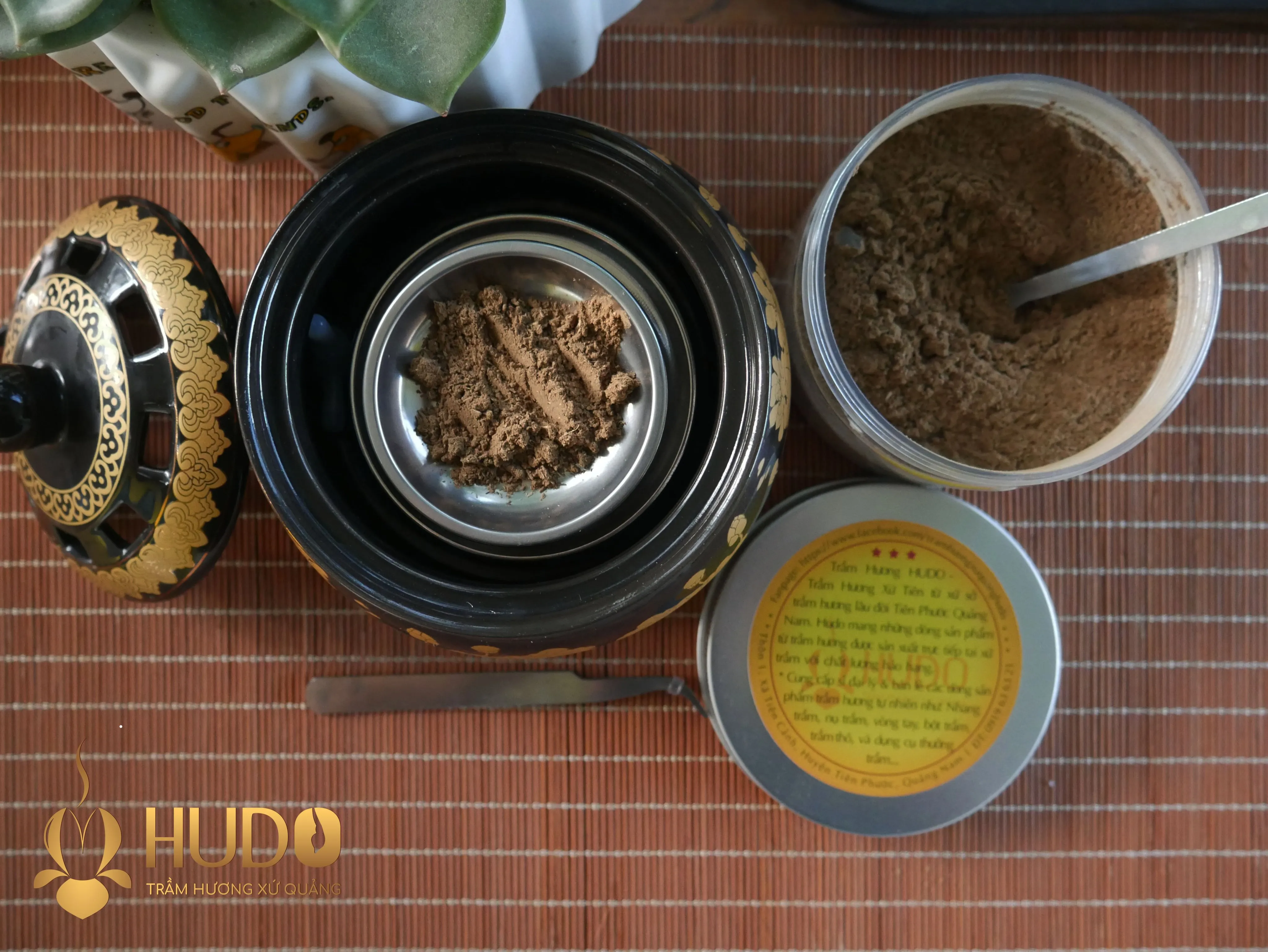 Sử dụng lư điện để xông bột trầm hương giúp tiết kiệm và giữ mùi thơm bền lâu