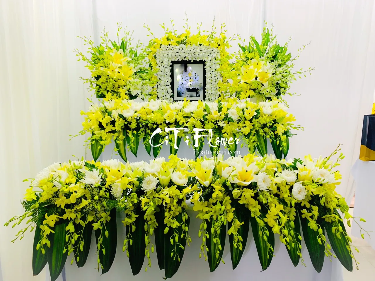 Sự kết hợp giữa hoa cúc và hoa hồng trên bàn thờ gia tiên