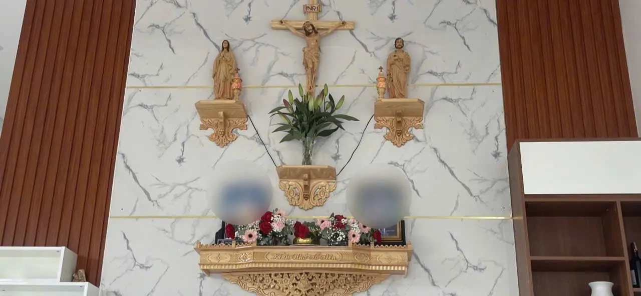 Cách Bài Trí Bàn Thờ Chúa Và Bàn Thờ Gia Tiên Chuẩn Nghi Lễ 2026 8 Mẫu bàn thờ Chúa đẹp bằng gỗ tự nhiên phối hợp cùng bàn thờ tổ tiên