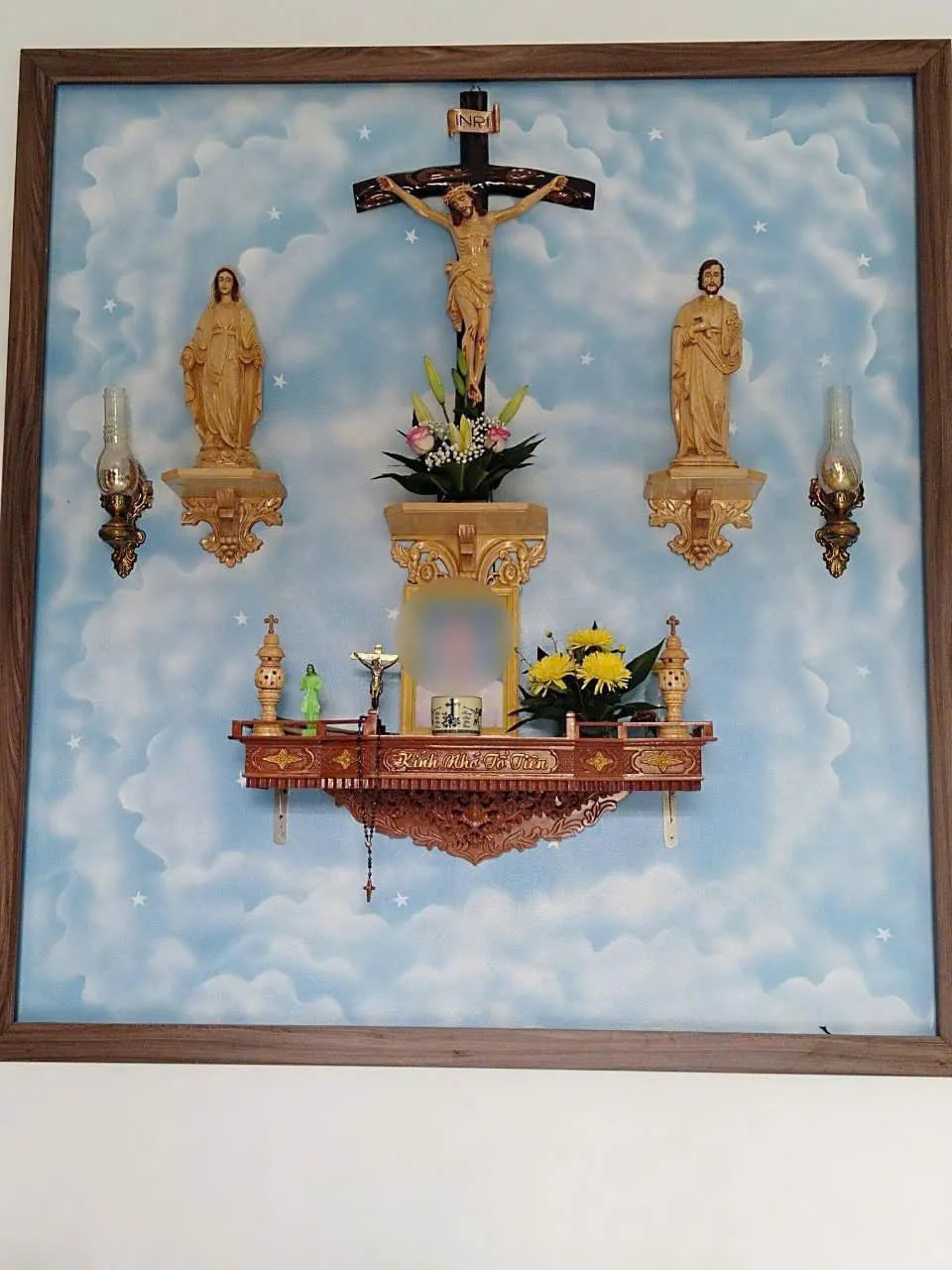 Bàn thờ gia tiên người Công giáo đặt dưới bàn thờ Chúa theo đúng thứ bậc