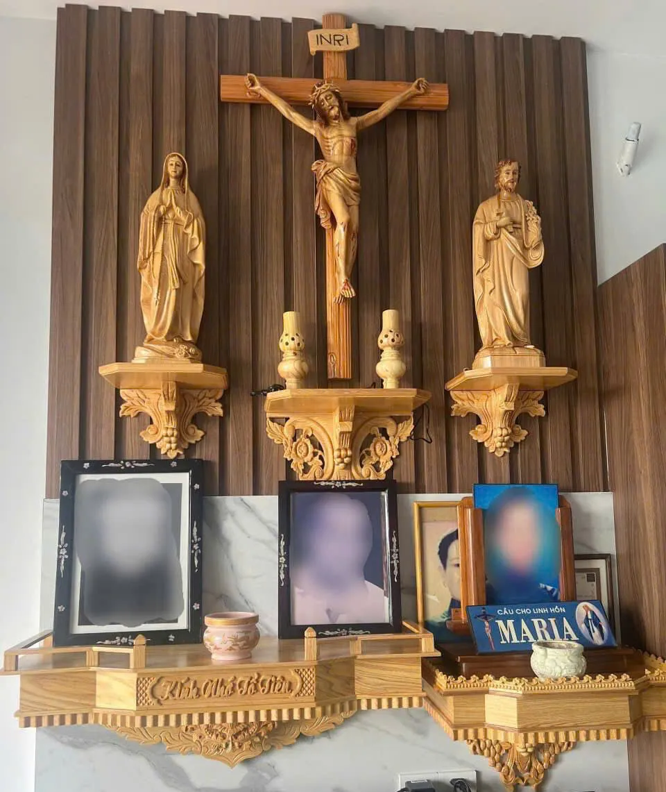Bàn thờ Chúa và gia tiên thiết kế đơn giản hiện đại cho căn hộ chung cư