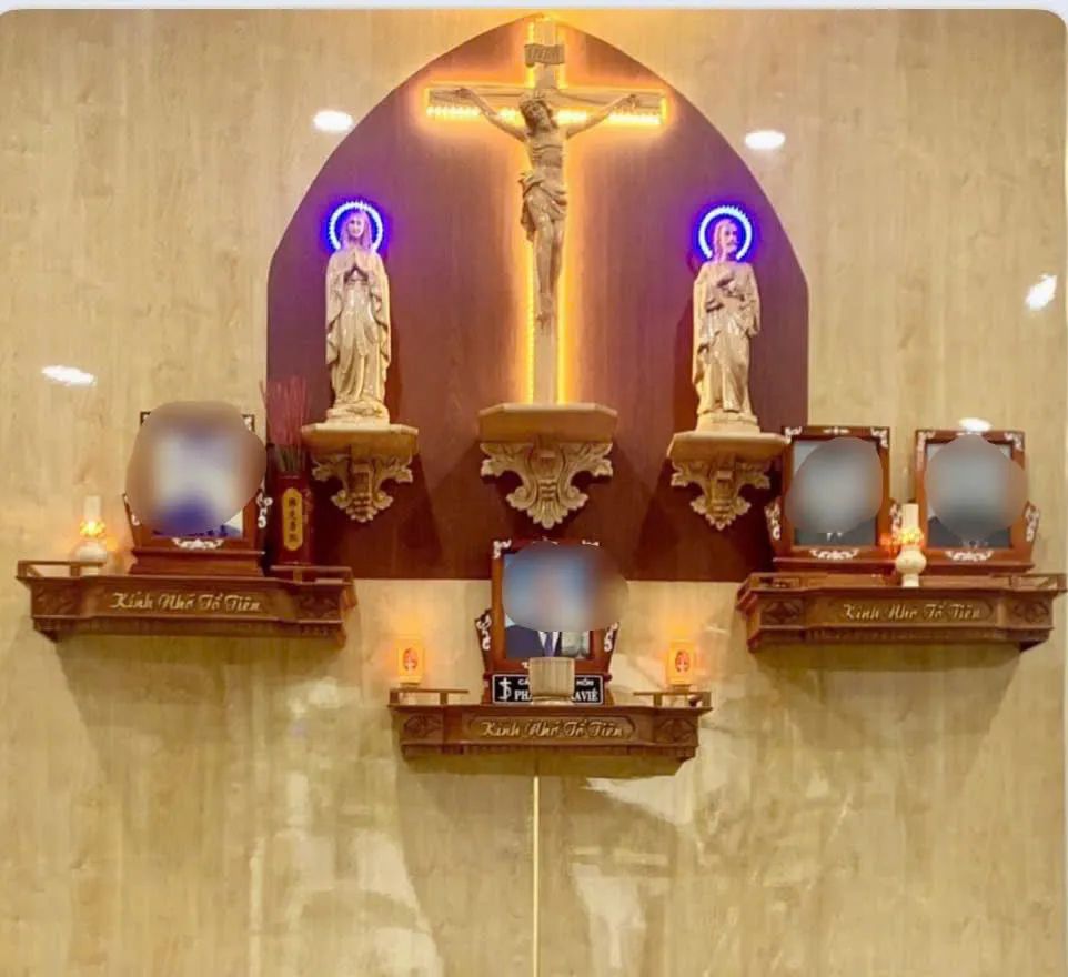 Bộ bàn thờ Chúa treo tường tối ưu diện tích cho nhà phố nhỏ