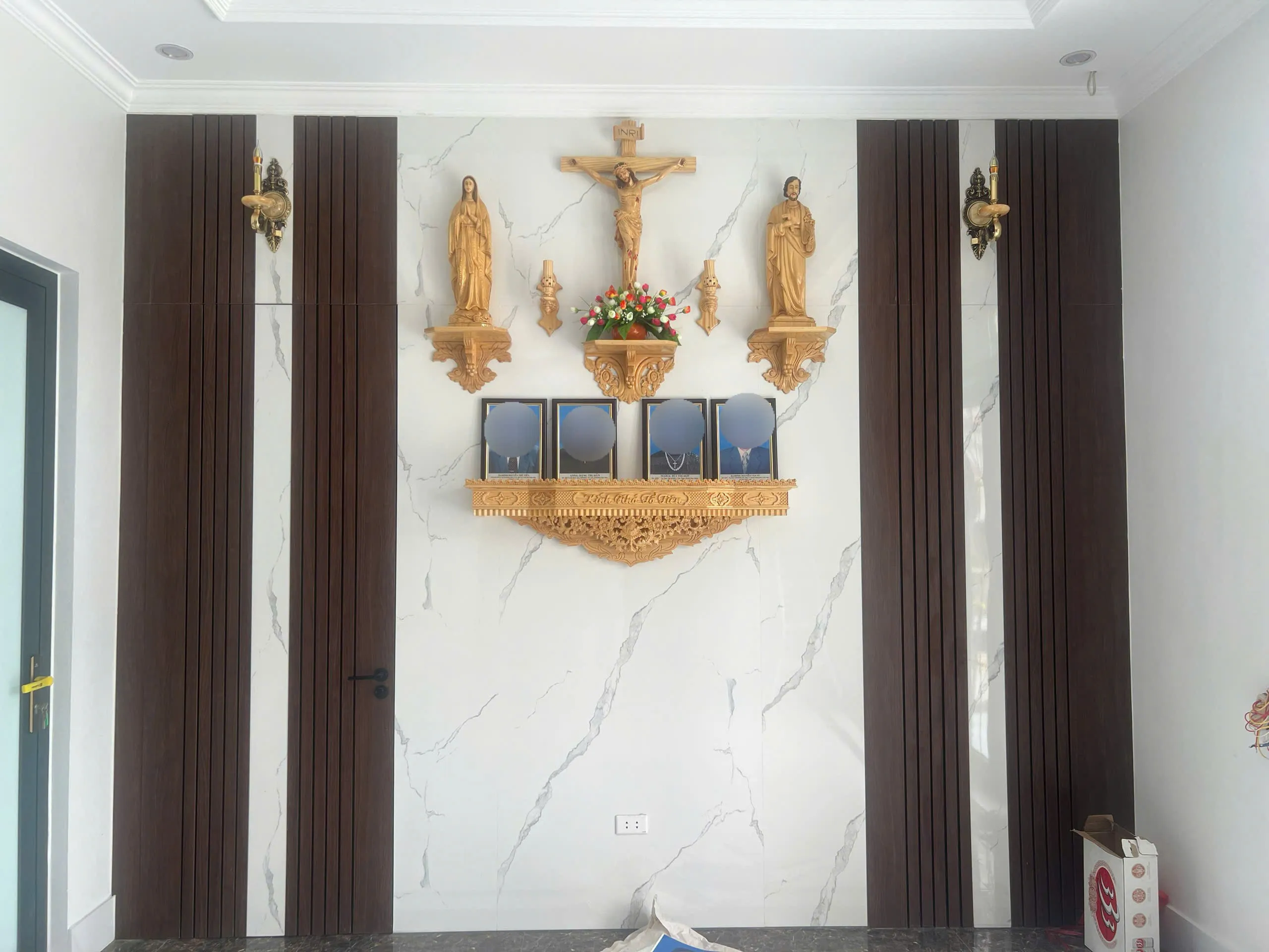 Trực diện bộ bàn thờ Chúa ba cấp kết hợp bàn thờ gia tiên sang trọng