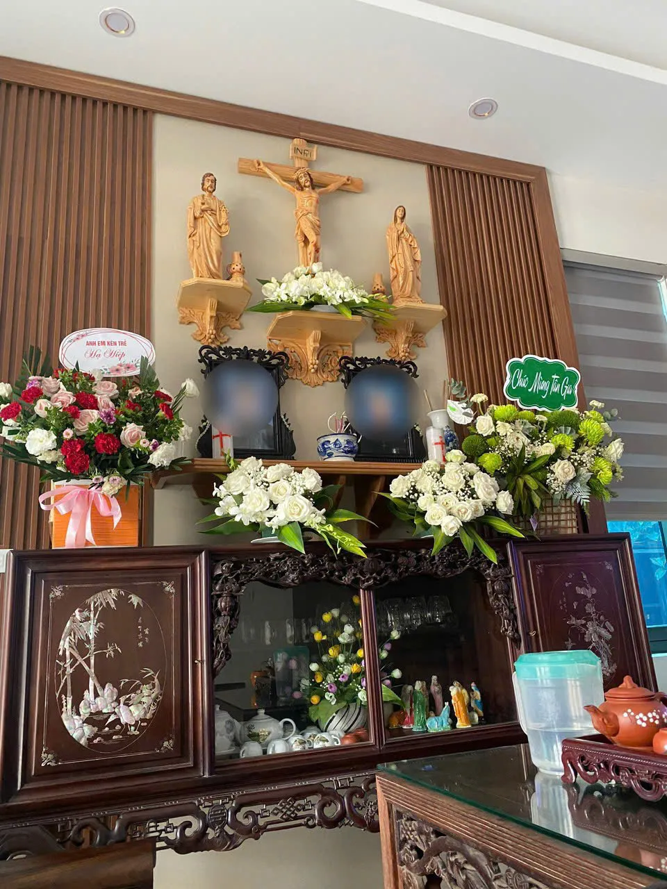 Không gian phòng khách kết hợp bàn thờ Chúa và bàn thờ gia tiên gỗ sồi