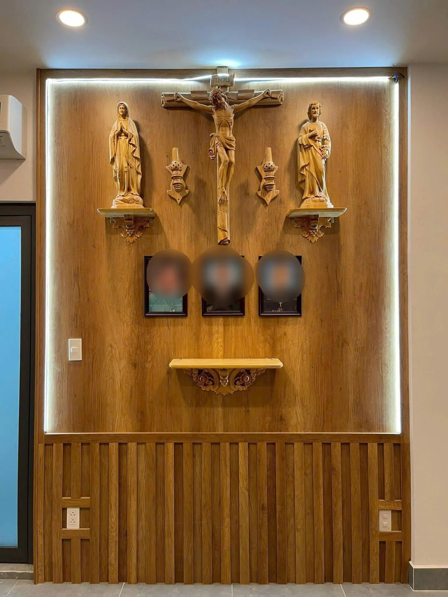 Bố trí bàn thờ Chúa và gia tiên màu gỗ đồng nhất tạo sự liên kết