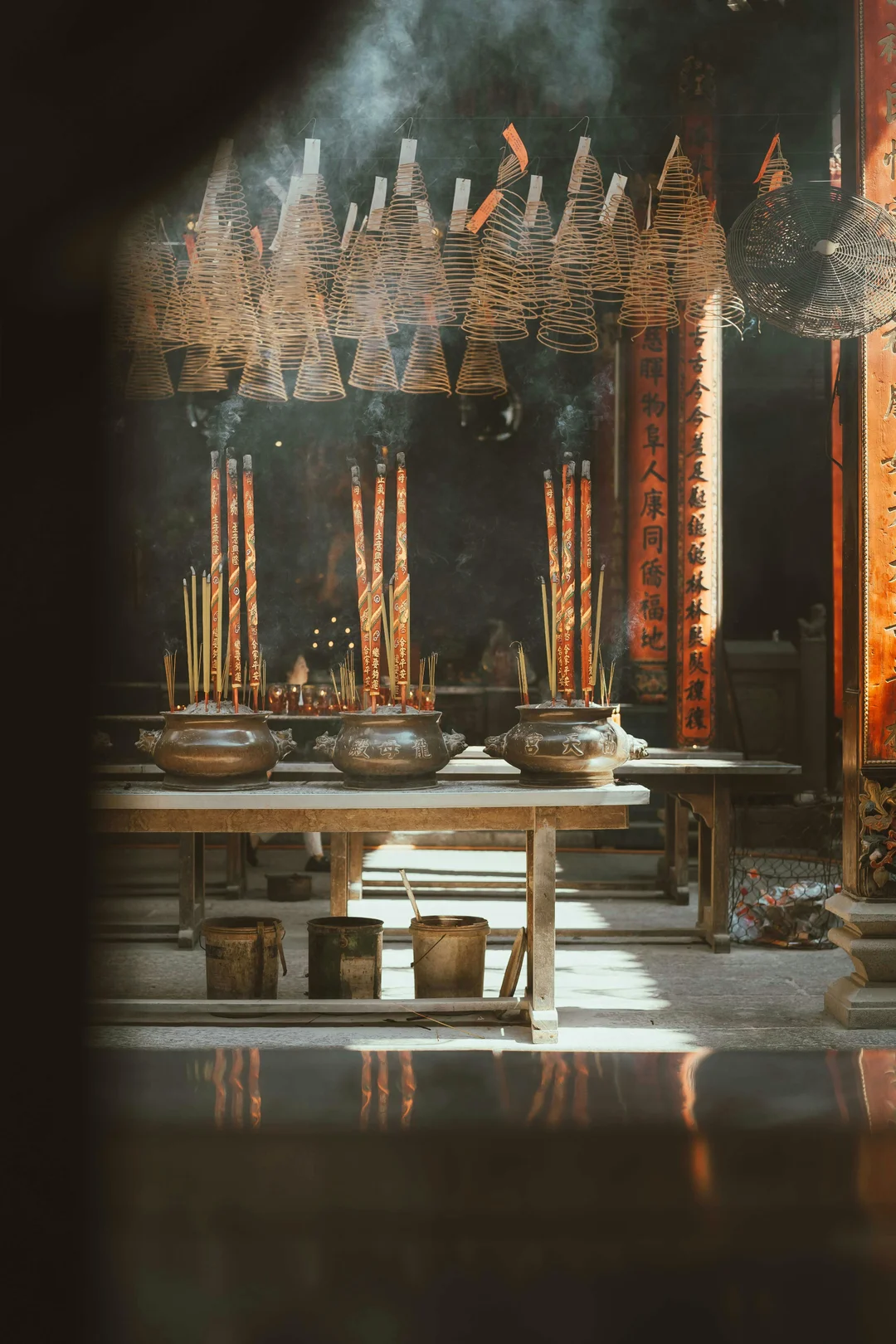 mơ thấy đi chùa và khói hương trong không gian thờ tự