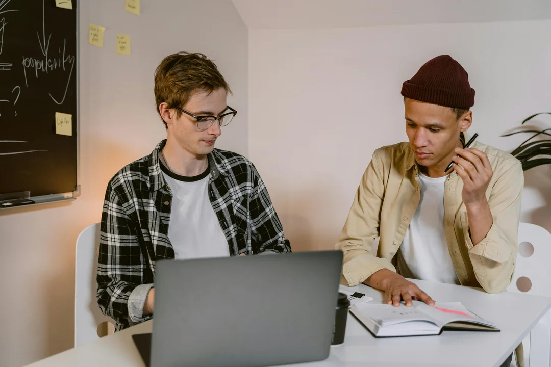 mơ thấy đồng nghiệp nam trong văn phòng và câu hỏi thường gặp