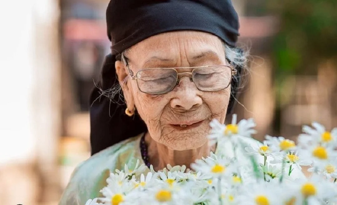 mơ thấy người già đánh con gì khi ông bà tổ tiên xuất hiện