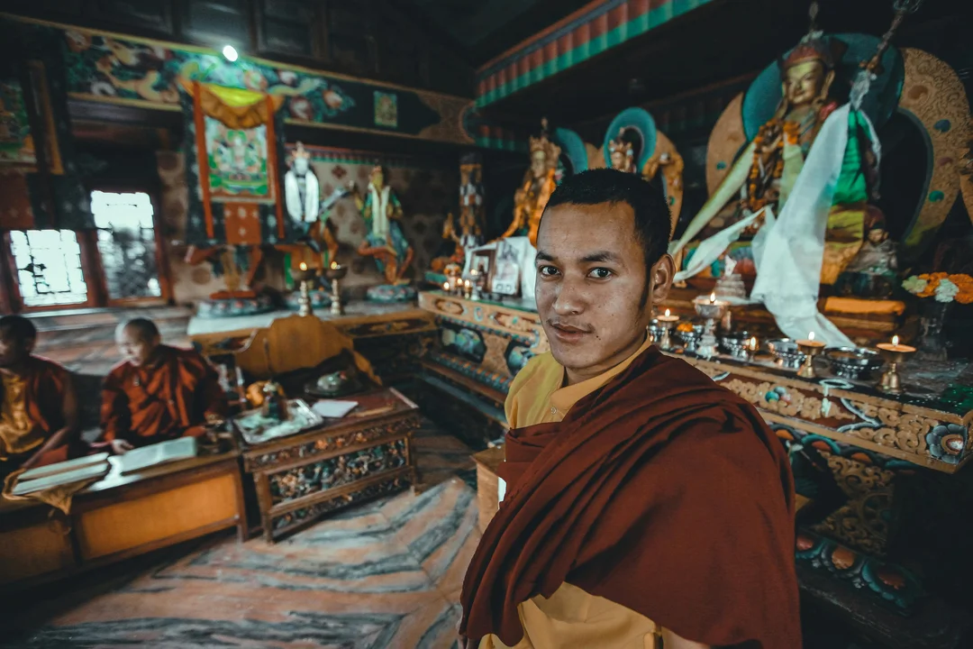 mơ thấy sư cô đánh con gì khi gặp hình tượng nhà sư trong điện Phật