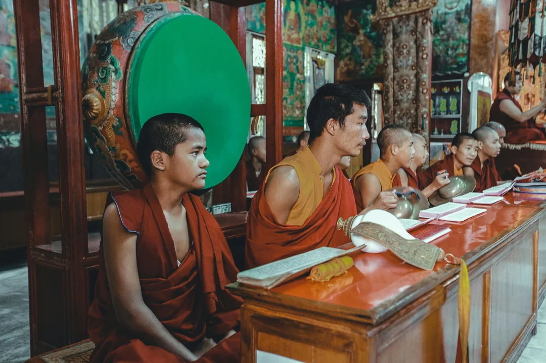 mơ thấy sư cô đánh con gì khi tụng kinh trong chùa
