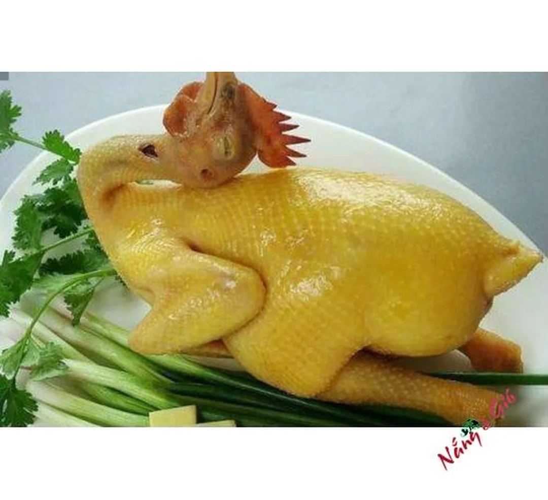 mơ thấy thịt gà với hình ảnh gà luộc nguyên con trên mâm cỗ