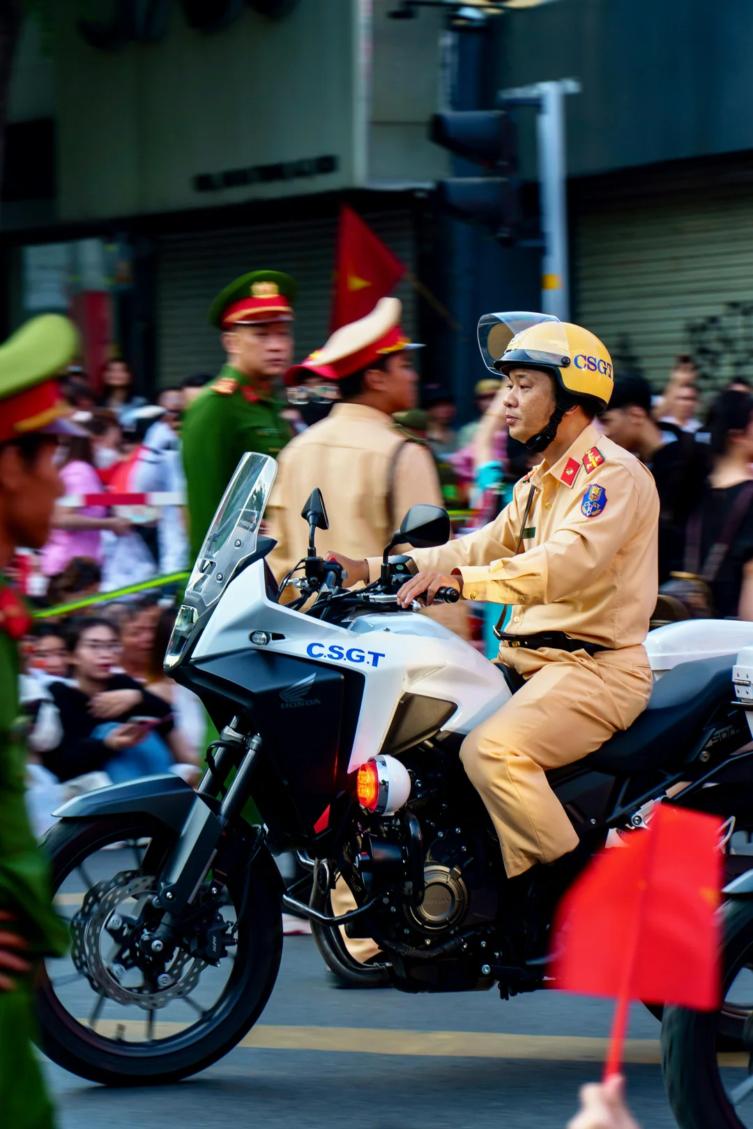 nằm mơ thấy công an bắt đánh con gì với cảnh công an giao thông đi xe máy