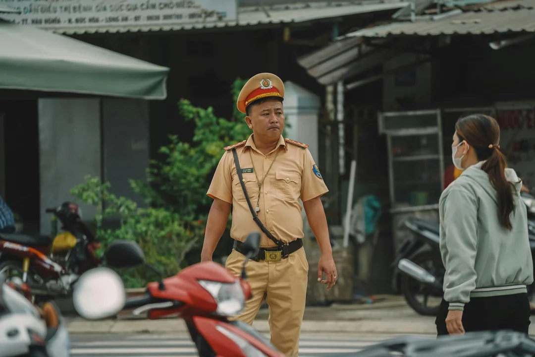 nằm mơ thấy công an bắt đánh con gì với cảnh công an nói chuyện với người đi đường