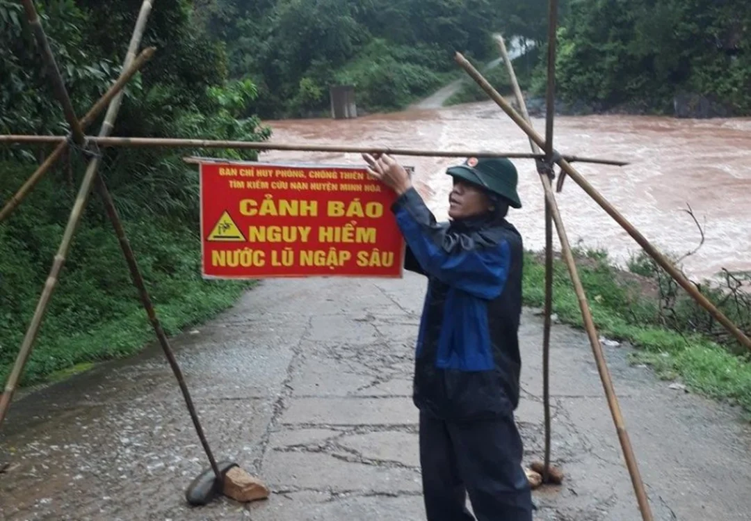 nằm mơ thấy nước lớn đánh con gì với cảnh báo nước lũ nguy hiểm