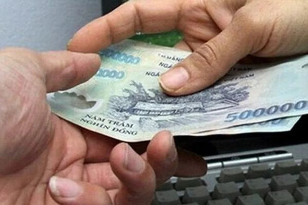 mơ thấy có người đưa tiền đánh con gì khi người thân đưa tiền